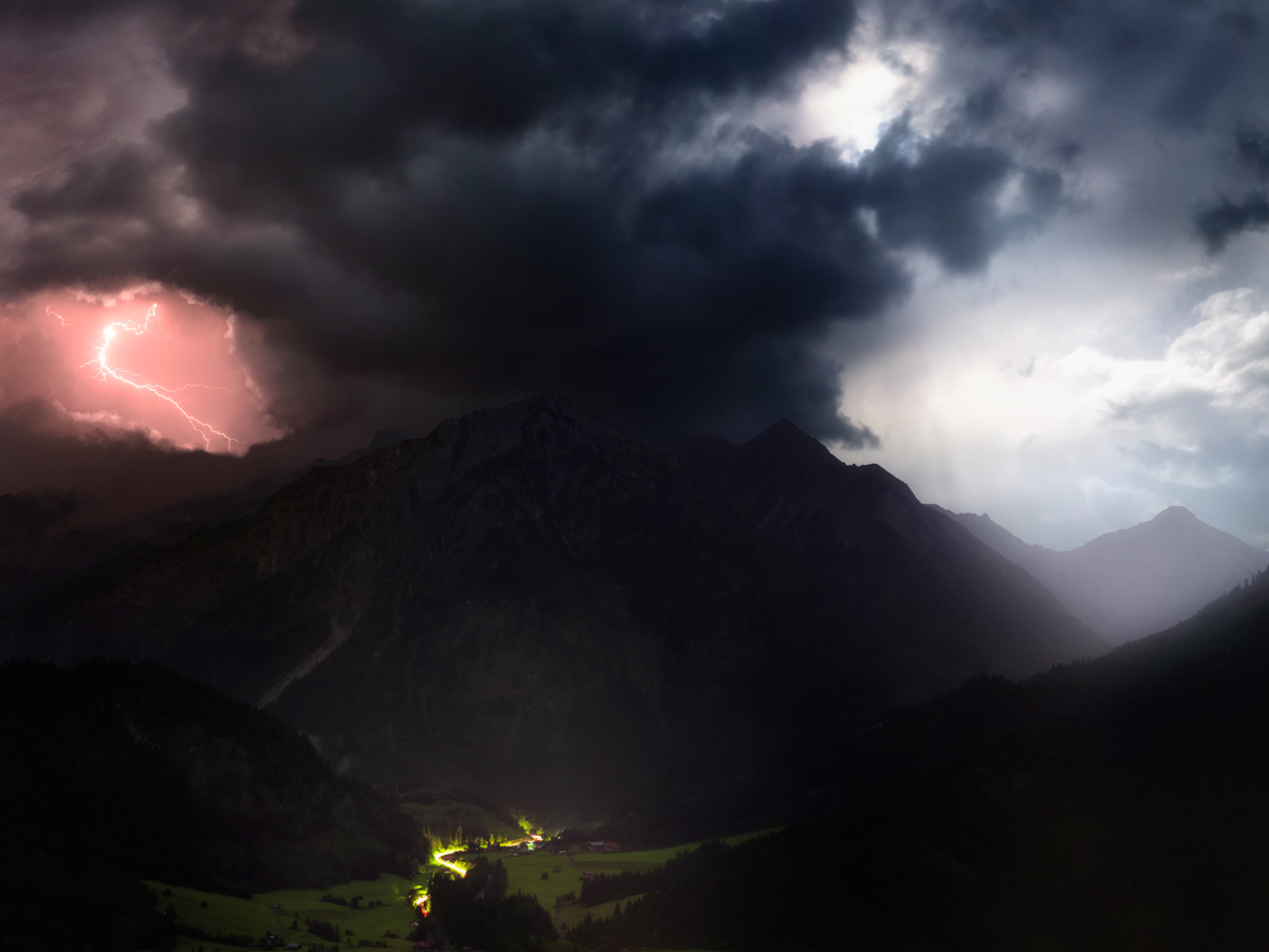 Hindelang, Gewitter mit Blitzen am Imberger Horn, Nächtliche Bergdramatik - Nachtfotografie Oberallgäu