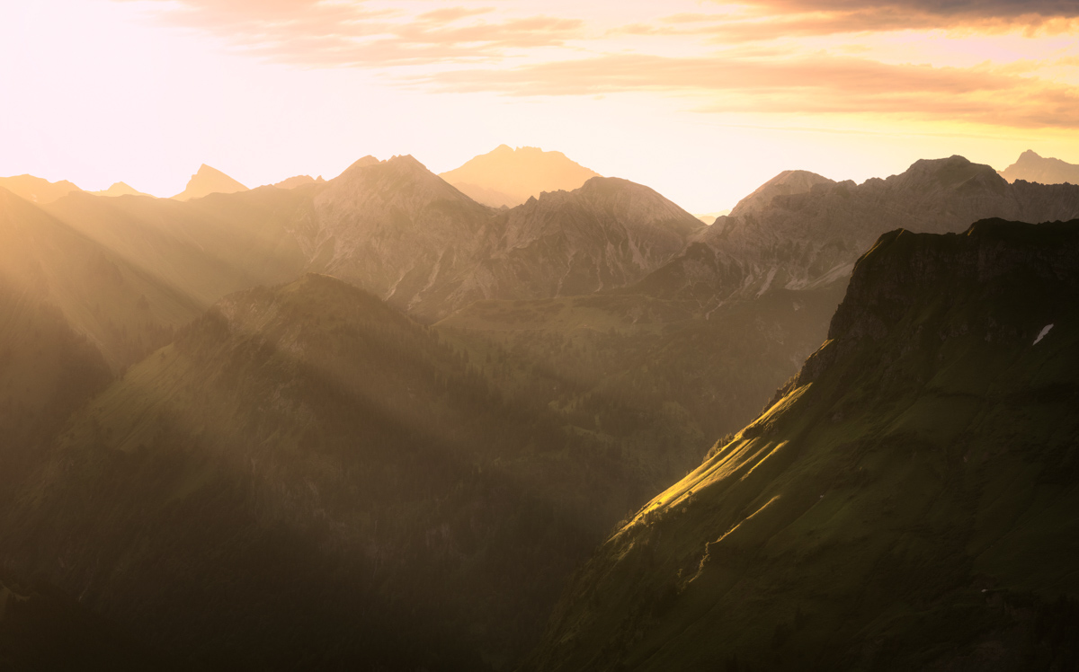 Hinterstein, Goldenes Morgenlicht am Giebel, Bergsilhouetten im Sommer - Landschaftsfotografie Allgäu