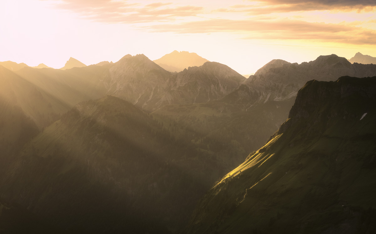 Giebel im Alpenglühen, Gestaffelte Bergsilhouetten bei Sonnenaufgang über Hinterstein, Morgenmagie Allgäu - Oberallgäu