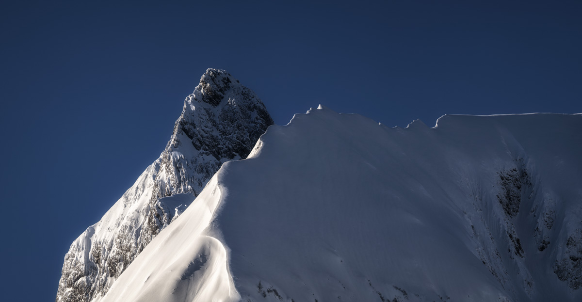 Trettachspitze im Winterkleid, Verschneiter Hochalpengipfel vor tiefblauem Himmel, Wintermajestät Oberstdorf - Oberallgäu
