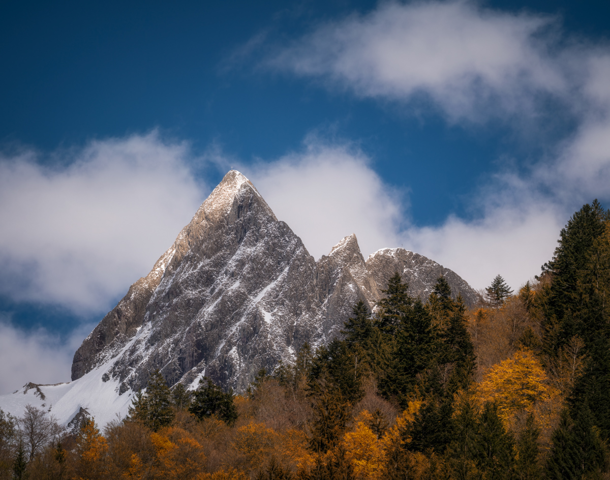Oberstdorf, Höfats im Indian Summer, Herbstwald vor Schneegipfel - Bergfotografie Allgäu