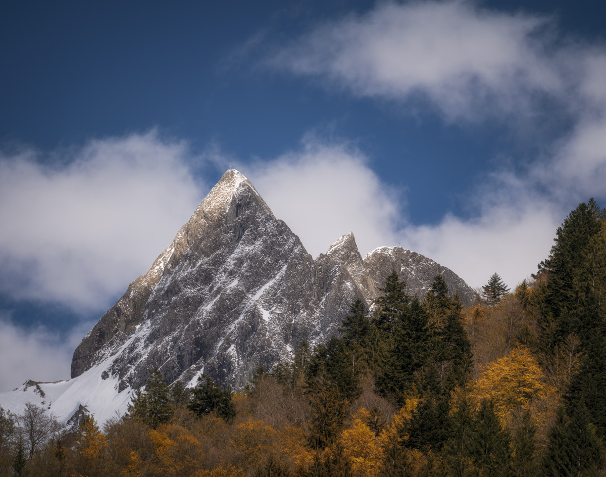 Höfats im Herbstkleid, Schneebedeckter Gipfel über buntem Herbstwald, Indian Summer Oberstdorf - Oberallgäu