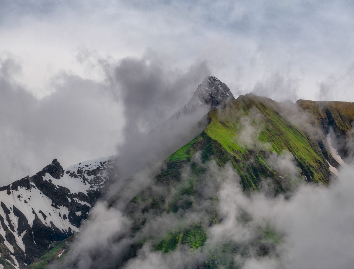 Oberstdorf, Trettach und Mädelegabel im Frühlingsnebel, Bergfrühling am Stillachtal - Bergfotografie Allgäu
