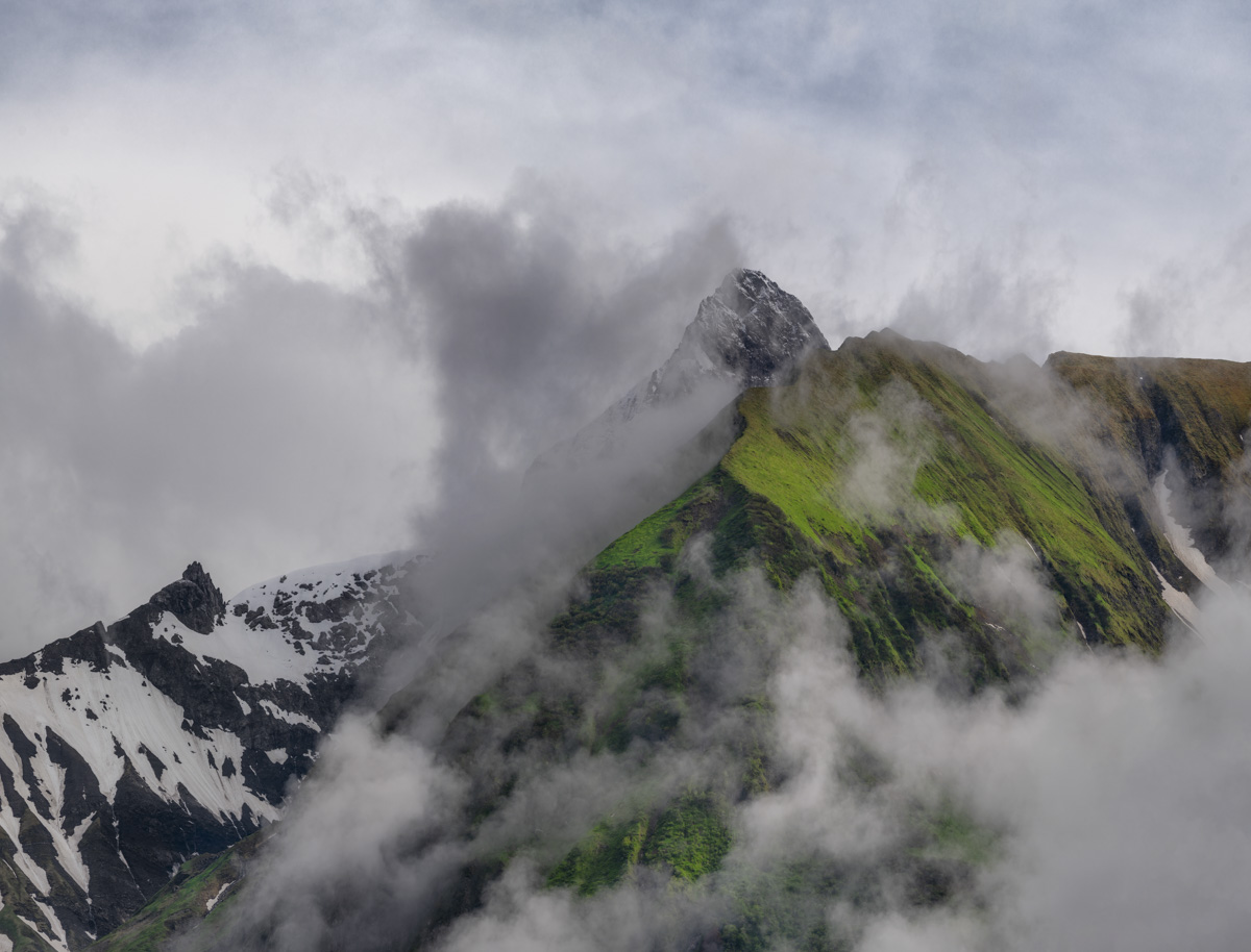 Trettach und Mädelegabel in Wolken, Grüne Bergkämme zwischen Schnee und Nebel, Frühling in den Hochalpen - Oberallgäu
