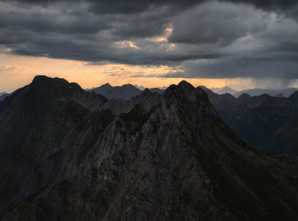Großer Daumen vom Nebelhorn, Felsgrate im Gewitterlicht bei Sonnenaufgang, Hindelanger Klettersteig Allgäu - Oberallgäu