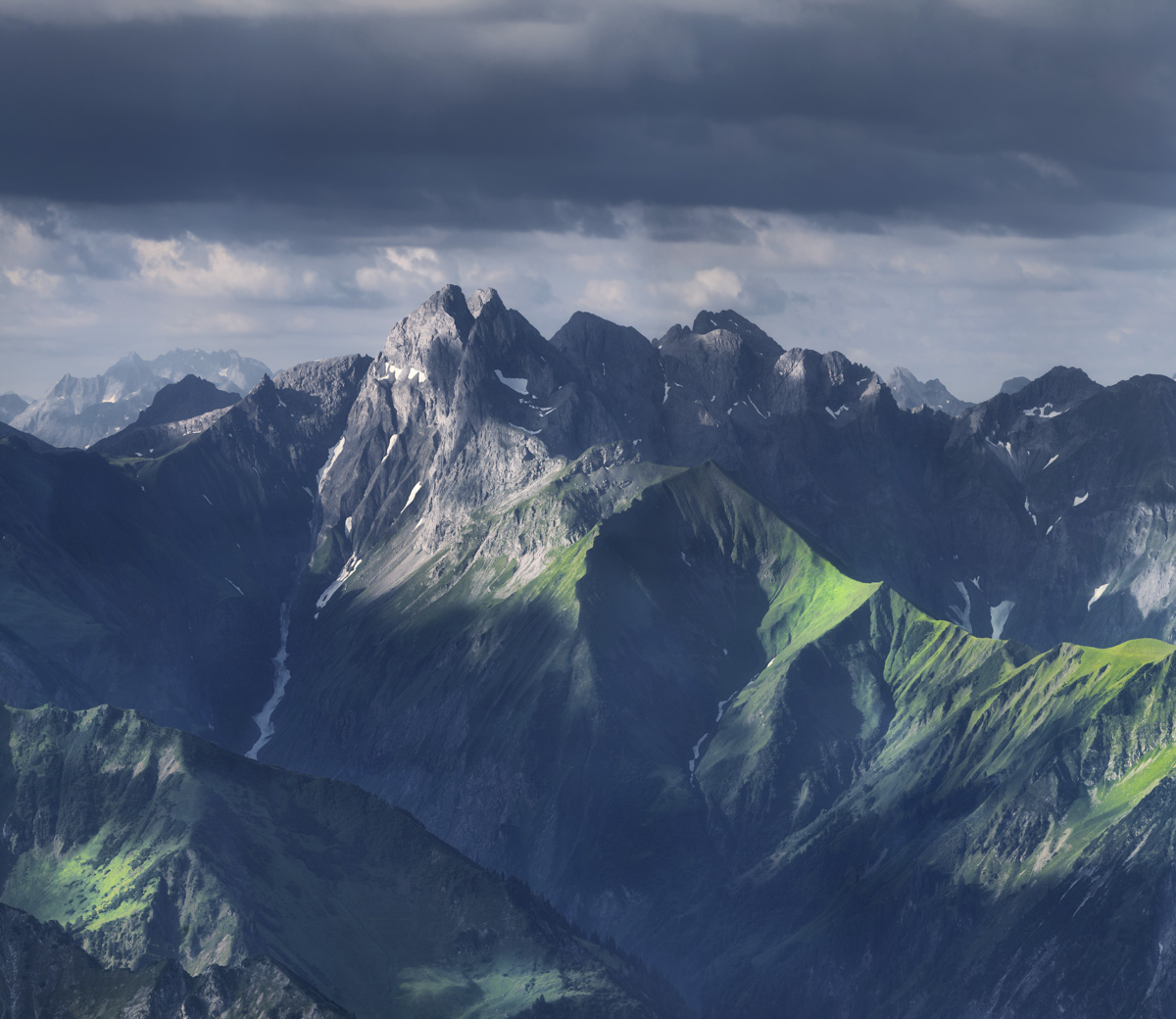 Trettach und Mädelegabel vom Nebelhorn, Dramatische Bergketten unter Gewitterwolken, Sommerdrama Oberstdorf - Oberallgäu