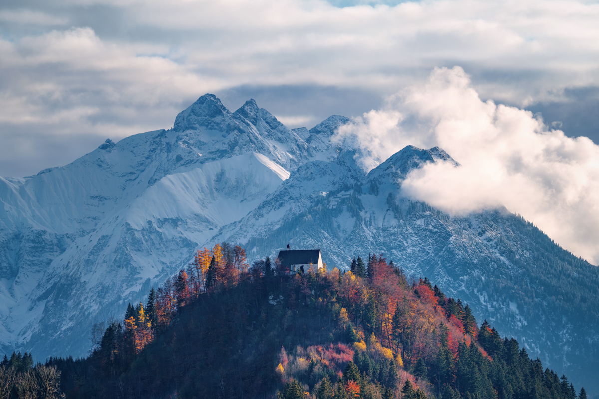 Schöllanger Burg bei Fischen, Herbstkapelle auf dem Burgberg vor verschneiten Gipfeln, Herbstfarben Allgäu - Oberallgäu
