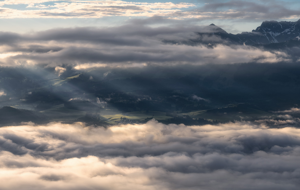 Hindelang Nebelmeer, Dramatische Lichtstrahlen durchbrechen die Wolken über dem Nebelmeer im Oberallgäu, Bergfotografie
