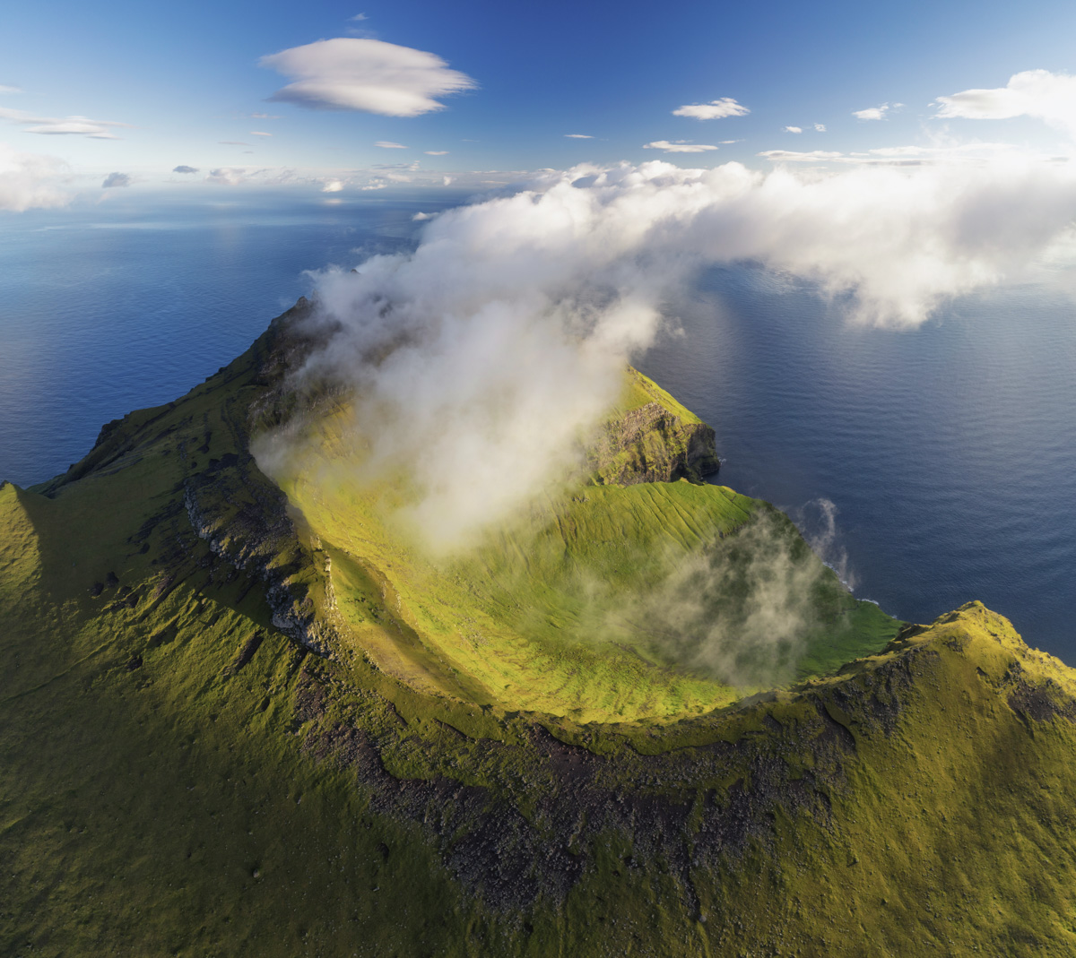 Färöer Kap, Grüne Inselspitze über dem Nordatlantik aus der Luft, Sommerlich - Drohnenfotografie Färöer