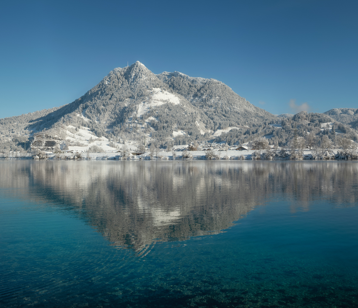Ortwanger See Winter, Türkisfarbener Bergsee mit perfekter Spiegelung verschneiter Gipfel im Winterzauber, Seefotografie