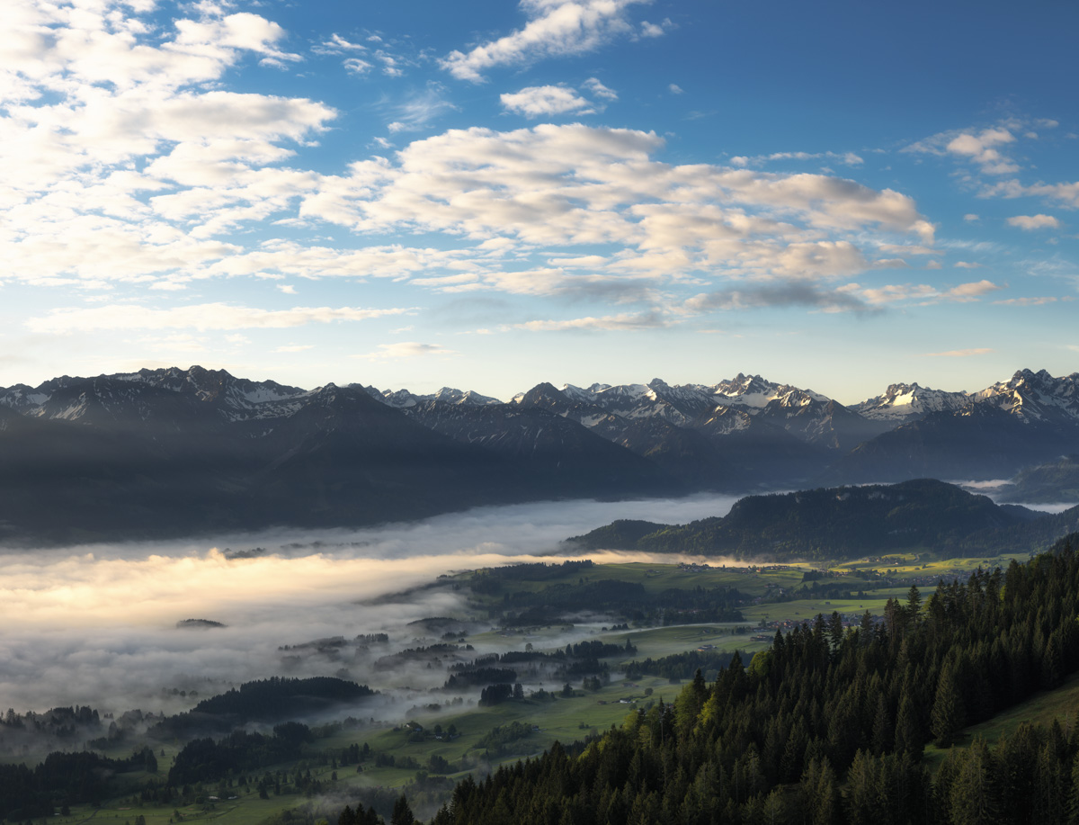 Illertal Nebelmeer Frühling, Morgennebel über dem grünen Illertal bei Ofterschwang mit Bergpanorama im Sonnenlicht