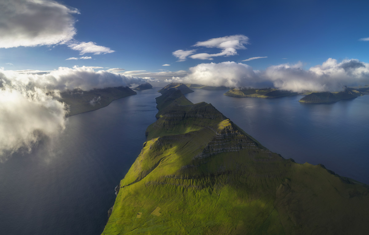Kalsoy Färöer, Episches Drohnenpanorama der Nordinseln mit Fjorden und Wolken, Majestätisch - Luftbildfotografie Nordatlantik