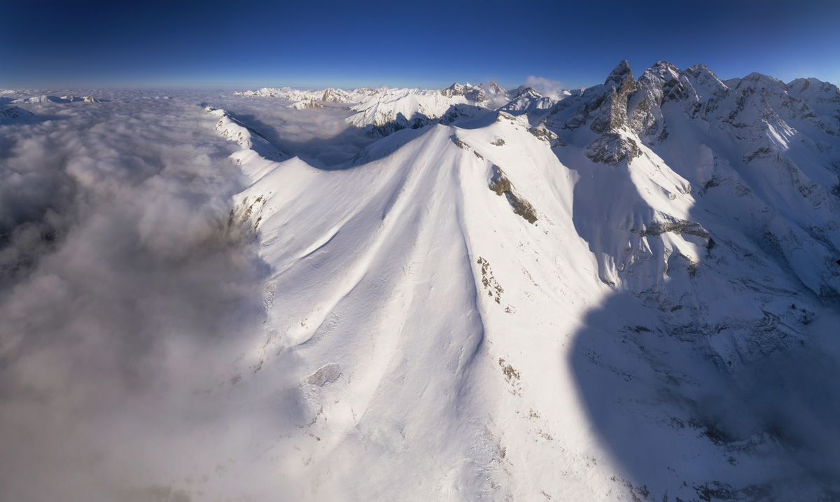 Trettach Einödsbach Winterpanorama, Verschneite Hochalpen mit Mädelegabel und Hochfrott über dem Nebelmeer bei strahlendem