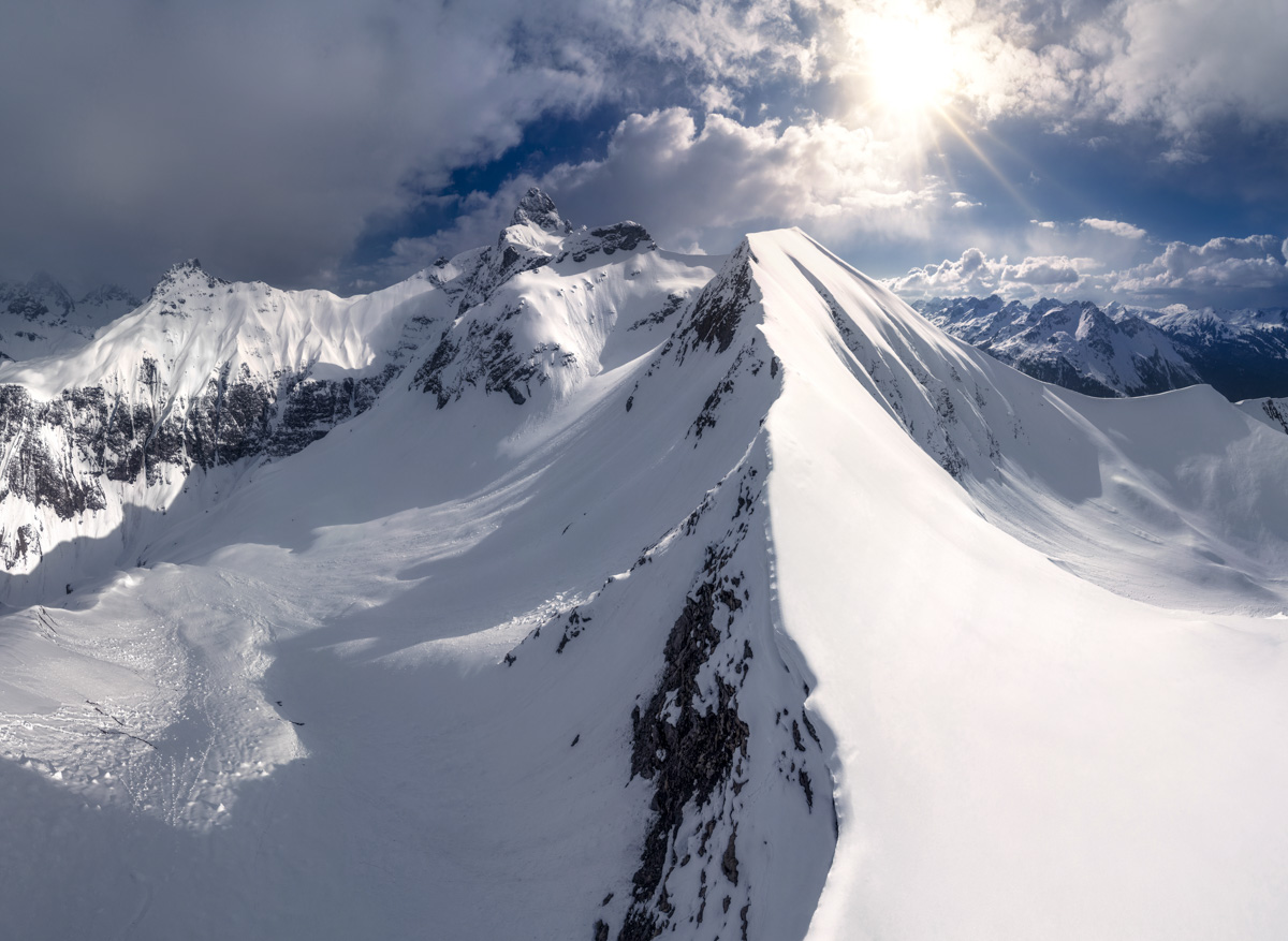 Trettach Schneegrat, Dramatischer Schneegrat der Hochalpen bei Mädelegabel und Hochfrott mit Sonnenstern und Wolken