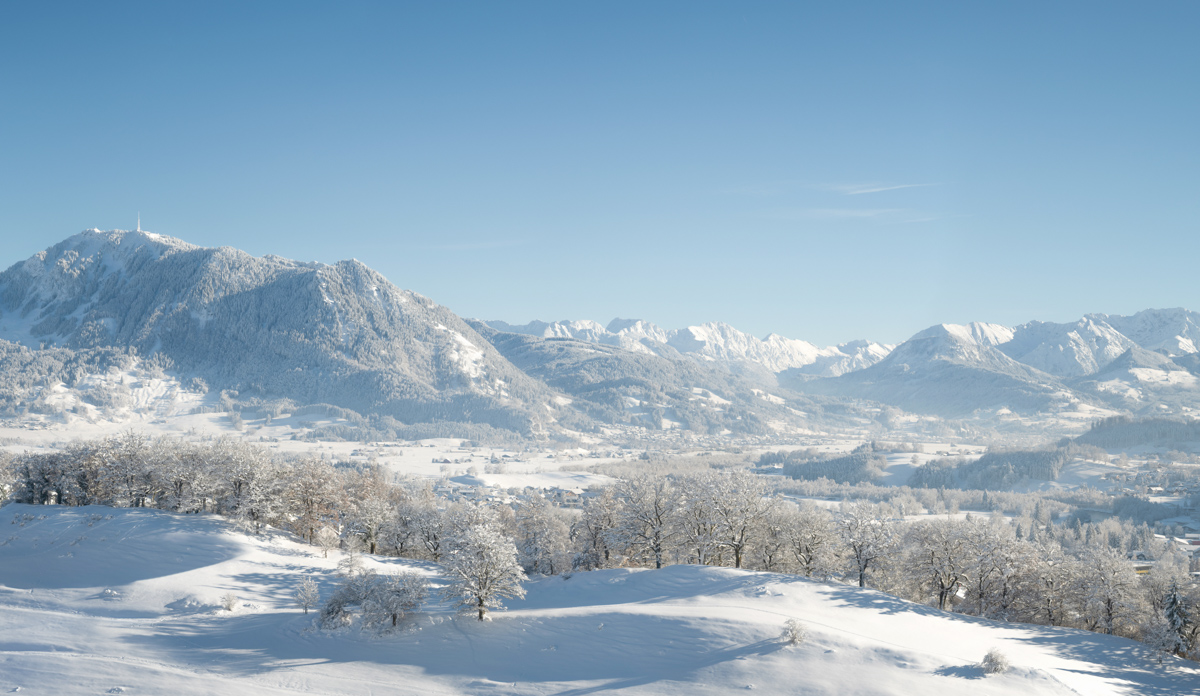 Immenstadt Grünten Winterpanorama, Verschneites Illertal mit Grünten und Allgäuer Bergkette unter strahlend blauem