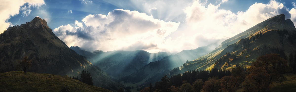 Hintersteiner Tal mit Godrays im Herbst, Giebel und Schwarzenberg bei Sonnenstrahlen, Dramatisches Licht über dem Bergtal