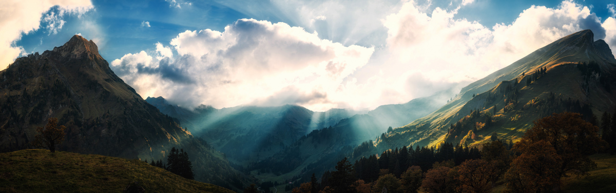 Hinterstein, Godrays zwischen Giebel und Schwarzenberg, Herbstpanorama - Landschaftsfotografie Oberallgäu