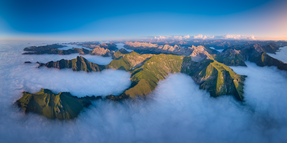 Allgäuer Gipfelinseln im Nebelmeer, Kegelkopf, Höfats und Krottenkopf ragen aus dem Sommernebelmeer bei Oberstdorf im