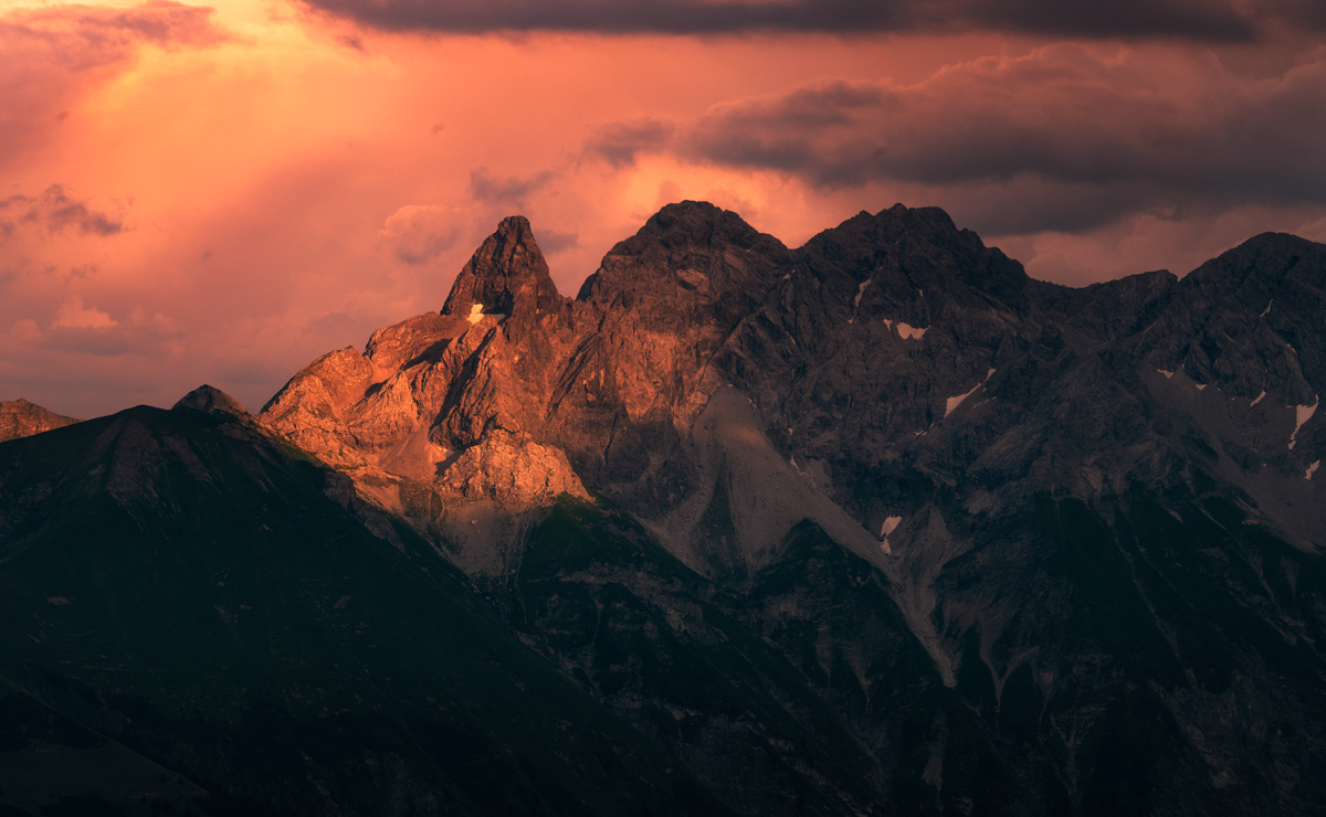 Oberstdorf, Alpenglühen bei Gewitterstimmung, Sonnenuntergang - Bergfotografie Allgäu