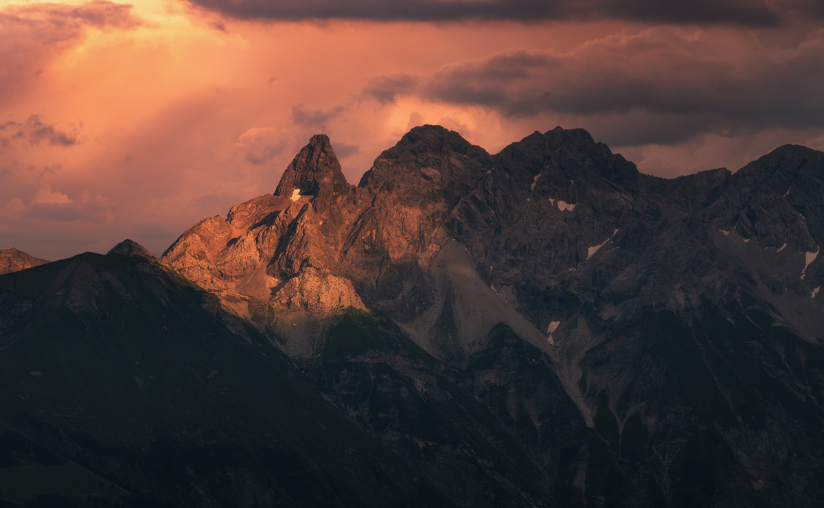 Höfats Gewitterstimmung, Die markante Höfats bei Oberstdorf im dramatischen Gewitterlicht mit glühenden Wolken und Sturm