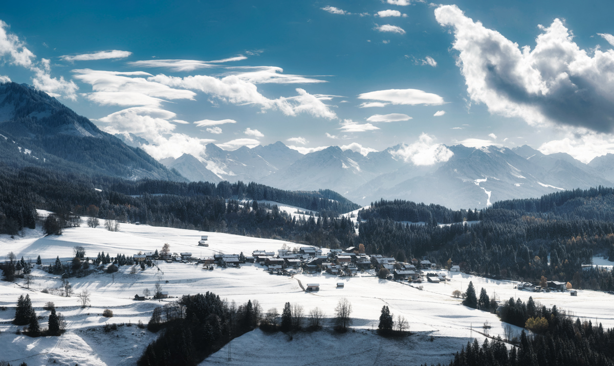 Imberg, Verschneites Bergdorf im Oberallgäu, Winteridylle mit Alpenkette - Landschaftsfotografie Allgäu