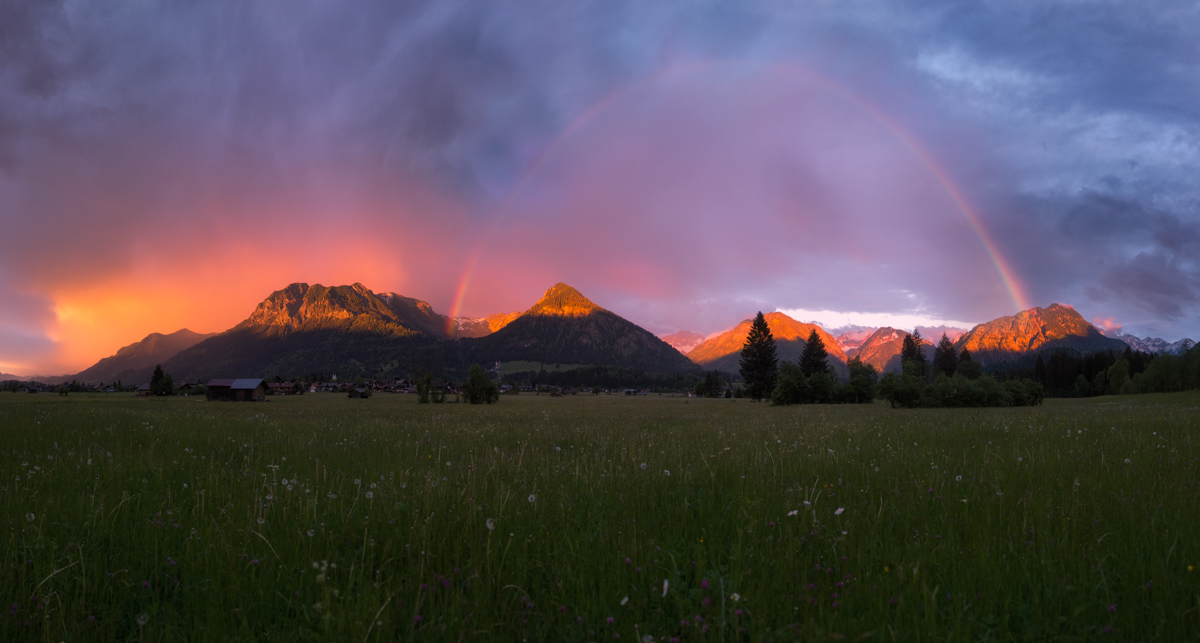 Oberstdorf, Doppelter Regenbogen über dem Nebelhorn bei dramatischem Gewitterlicht, Leuchtende Bergwiese im Alpenglühen