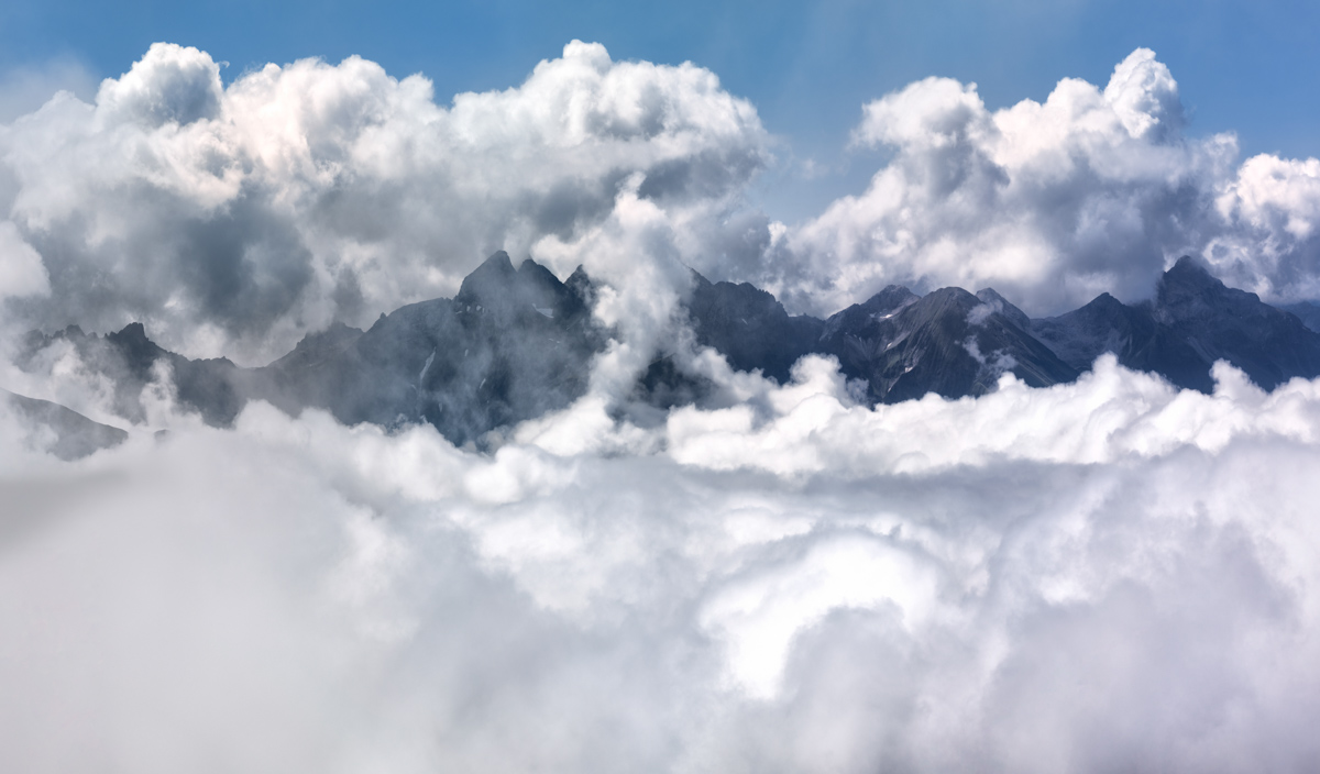 Oberstdorf, Trettach und Mädelegabel im Wolkenmeer, Sommer - Landschaftsfotografie Allgäu
