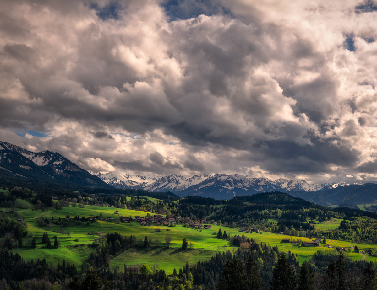 Imberg, Dramatische Wolken über grünen Allgäuer Wiesen, Frühlingspanorama - Landschaftsfotografie Oberallgäu