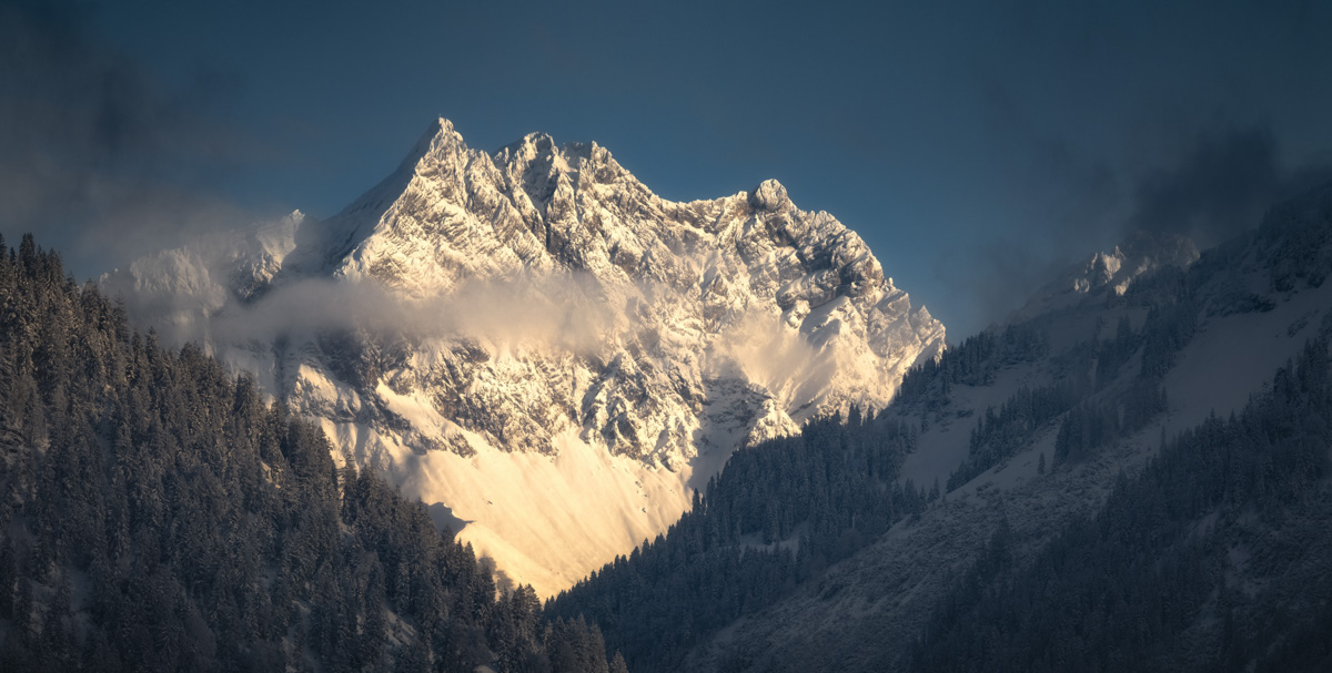 Großer Wilder Wintergipfel im goldenen Abendlicht, Verschneite Hochalpen bei Oberstdorf im letzten Sonnenlicht