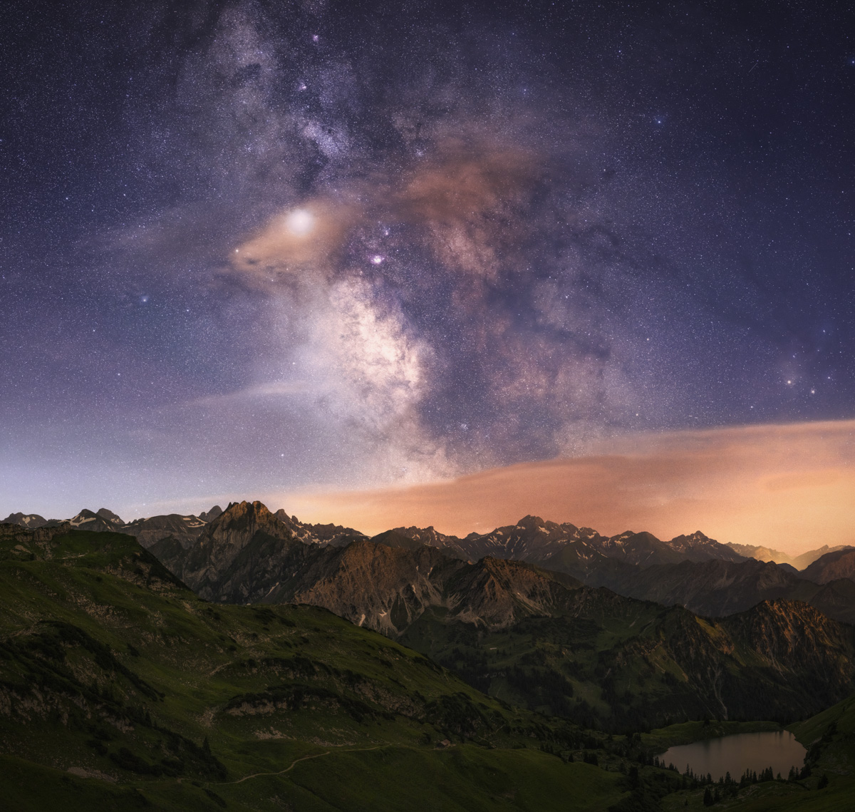 Milchstraße über dem Seealpsee bei Oberstdorf, Sternenhimmel Hochalpen Sommernacht, Galaktisches Zentrum über Bergpanorama