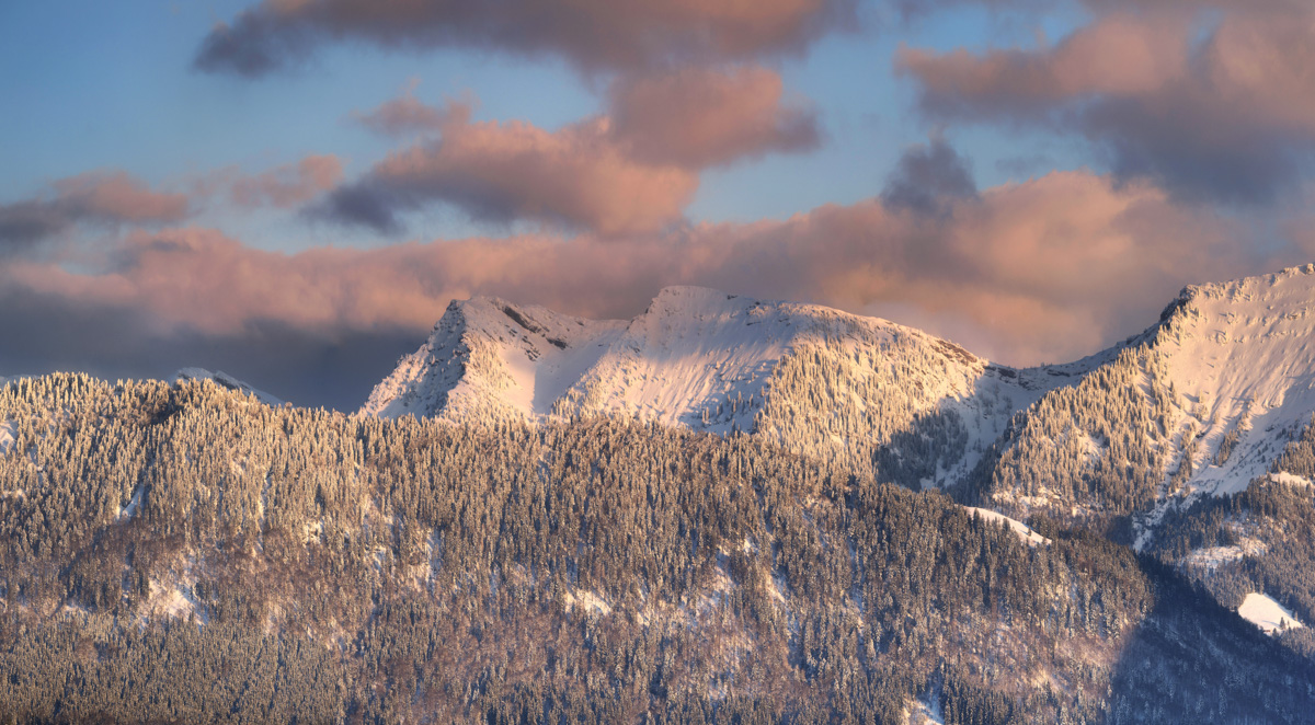Hochgrat Nagelfluhkette Alpenglühen Winter, Rosa Wolken über verschneiter Bergkette bei Oberstaufen, Winterliches Abendlicht