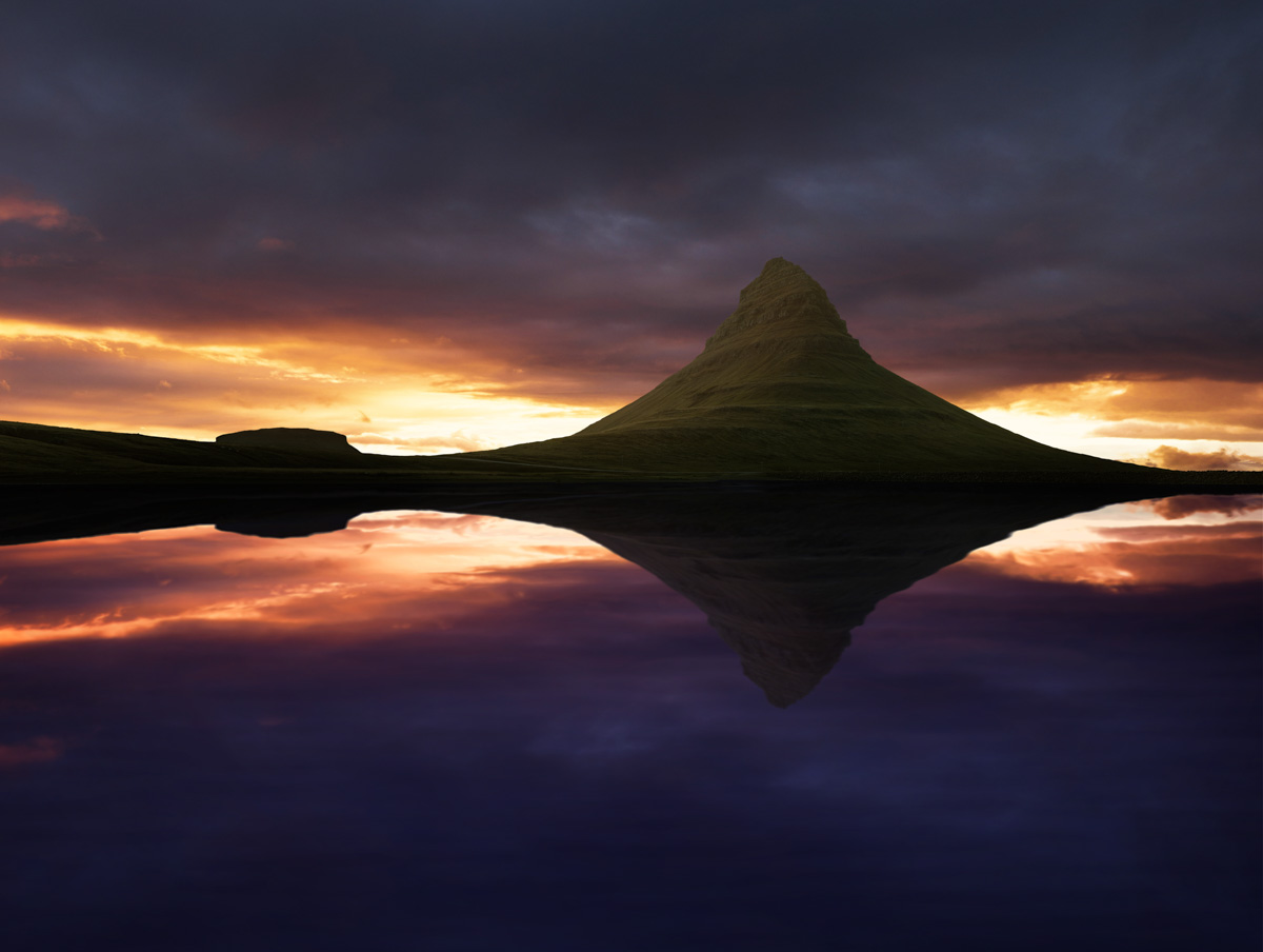 Kirkjufell Sonnenuntergang, Dramatische Silhouette mit Wolkenspiegelung, Abendglut - Landschaftsfotografie Island