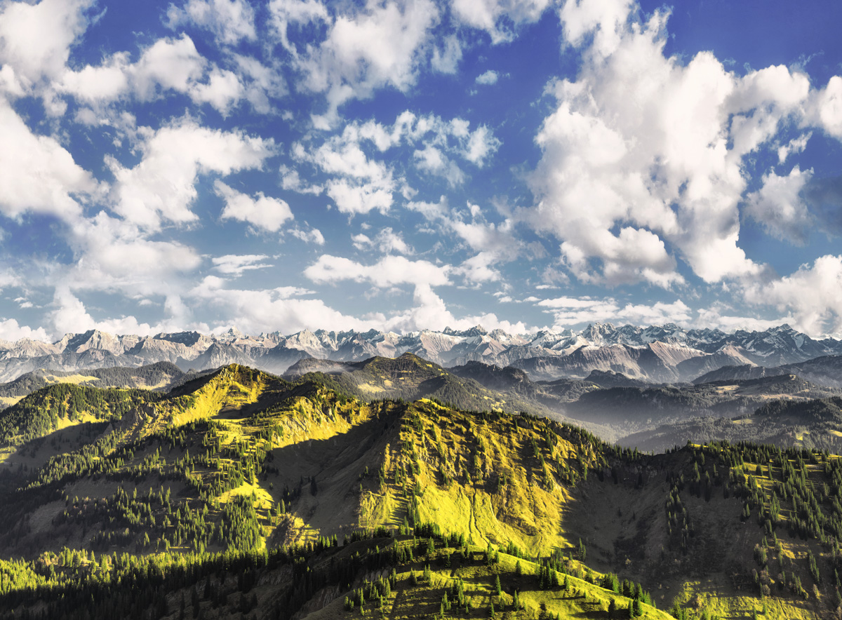 Nagelfluhkette und Hochgrat bei Oberstaufen Steibis, Sommerpanorama mit Wolkenschatten und Alpenkette, Grüne Voralpen Drohne