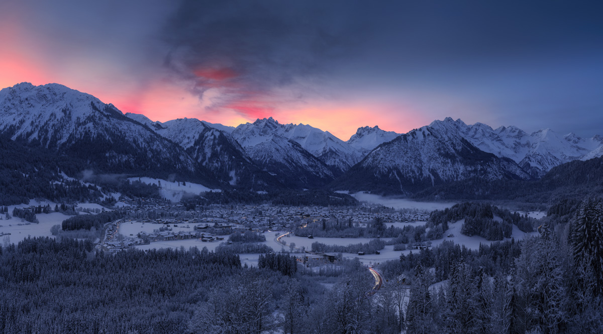 Oberstdorf Jägersberg Wintermorgen Morgenrot, Verschneites Tal mit rosa Himmel in der Blauen Stunde, Winterliche Dämmerung