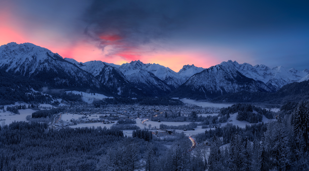 Morgenrot über Oberstdorf vom Jägersberg, Verschneites Bergpanorama mit rosa-rotem Himmel, Winterlicher Morgen