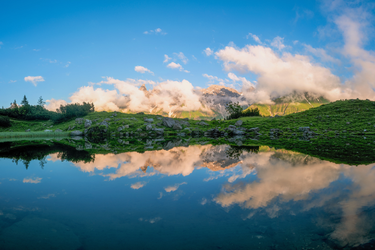 Oberstdorf, Guggersee mit Spiegelung des Trettach-Dreigestirns in wolkenverhangener Abendstimmung, Hochalpiner Bergsee im