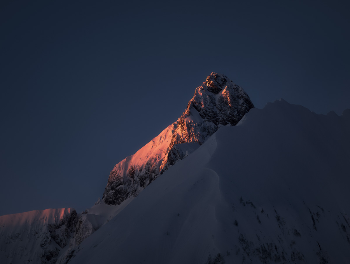 Trettach Himmelschrofen Alpenglühen Weihnachtsmorgen, Verschneiter Felsgipfel im roten Morgenlicht vor tiefblauem