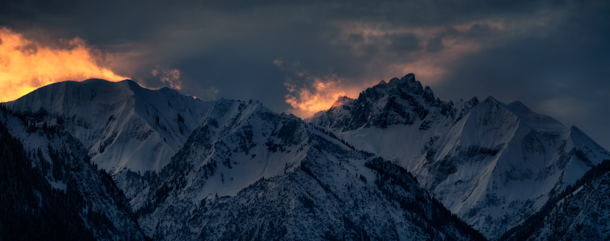 Oberstdorf, Winterliches Alpenglühen über verschneiten Gipfeln, Sonnenaufgang - Bergfotografie Allgäu