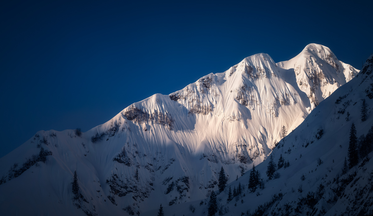 Oberstdorf, Verschneite Trettach im Winterlicht, Blauer Himmel - Bergfotografie Allgäu