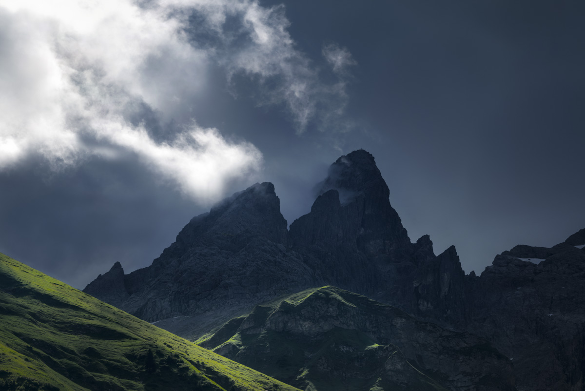 Oberstdorf, Dramatische Wolken an Trettachspitze und Hochfrott über dem Einödsbach-Tal, Lichtspiel an schroffen Felswänden