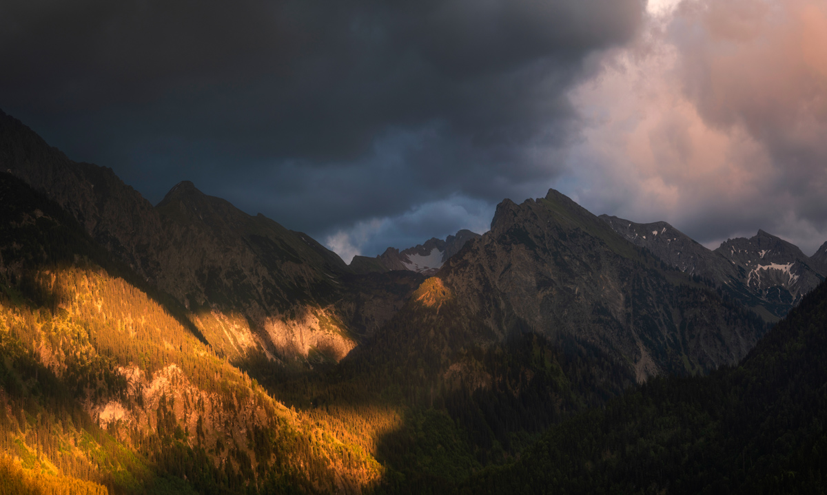 Hinterstein, Godrays über dem Bergwald, Gewitterabend - Bergfotografie Allgäu