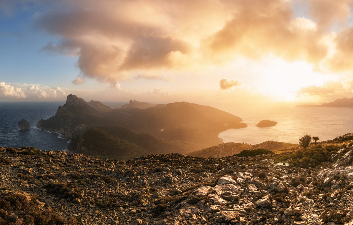 Kap Formentor im goldenen Gegenlicht, El Colomer Küste Mallorca, Panorama Sonnenuntergang Balearen