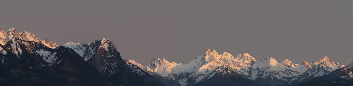 Allgäuer Hauptkamm Winterpanorama von Trettach bis Nebelhorn, Verschneite Bergkette mit Alpenglühen im Breitformat