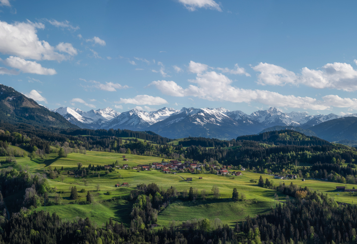 Imberg, Frühlingspanorama mit verschneiten Gipfeln, Grüne Wiesen im Oberallgäu - Landschaftsfotografie Allgäu