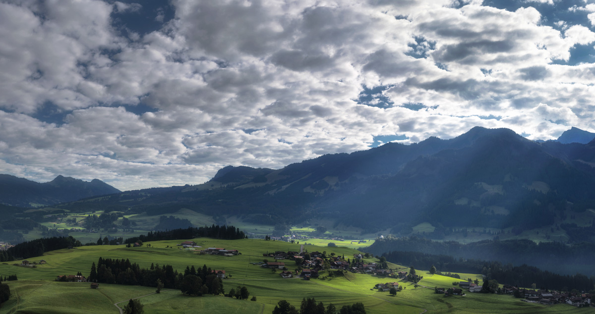 Fischen Obermaiselstein, Kapelle vor Alpenpanorama im Frühlingslicht, Allgäu