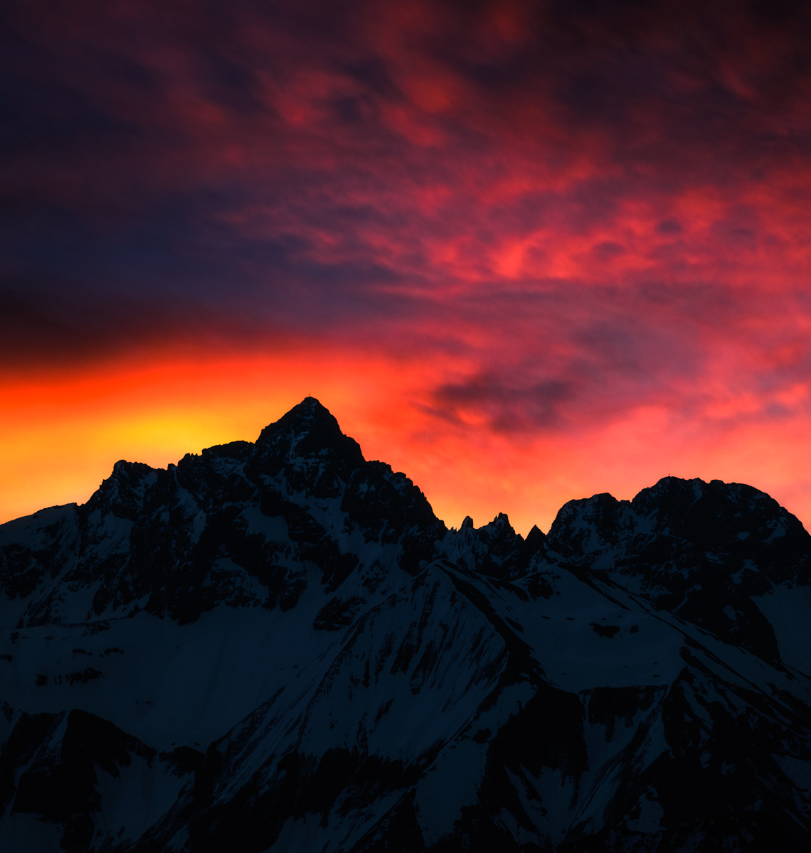 Glutroter Sonnenaufgang über Krottenkopf und Krottenspitze, Feuerroter Himmel über verschneiten Hochalpen, Wintermorgen