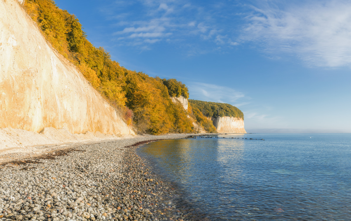 Sassnitz, Kreidefelsen vom Strand, Herbstlicher Buchenwald, Kieselstrand - Landschaftsfotografie Rügen