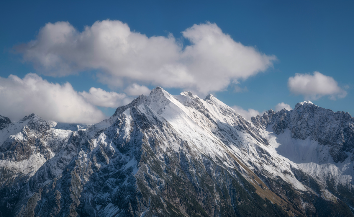 Widderstein Nahaufnahme, Verschneiter Gipfelaufbau, Winterliche Felspyramide - Landschaftsfotografie Vorarlberg