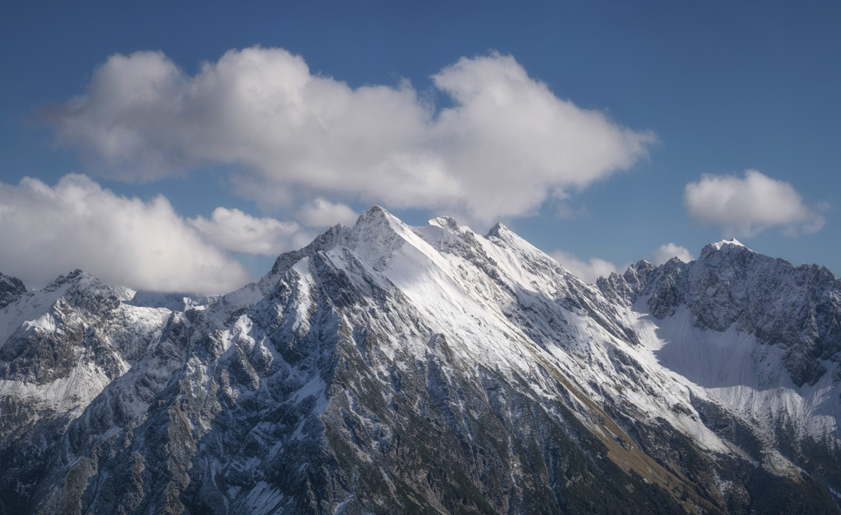 Widderstein und Hammerspitzen, Schneebedeckte Gipfelkette vor blauem Himmel, Kleinwalsertal