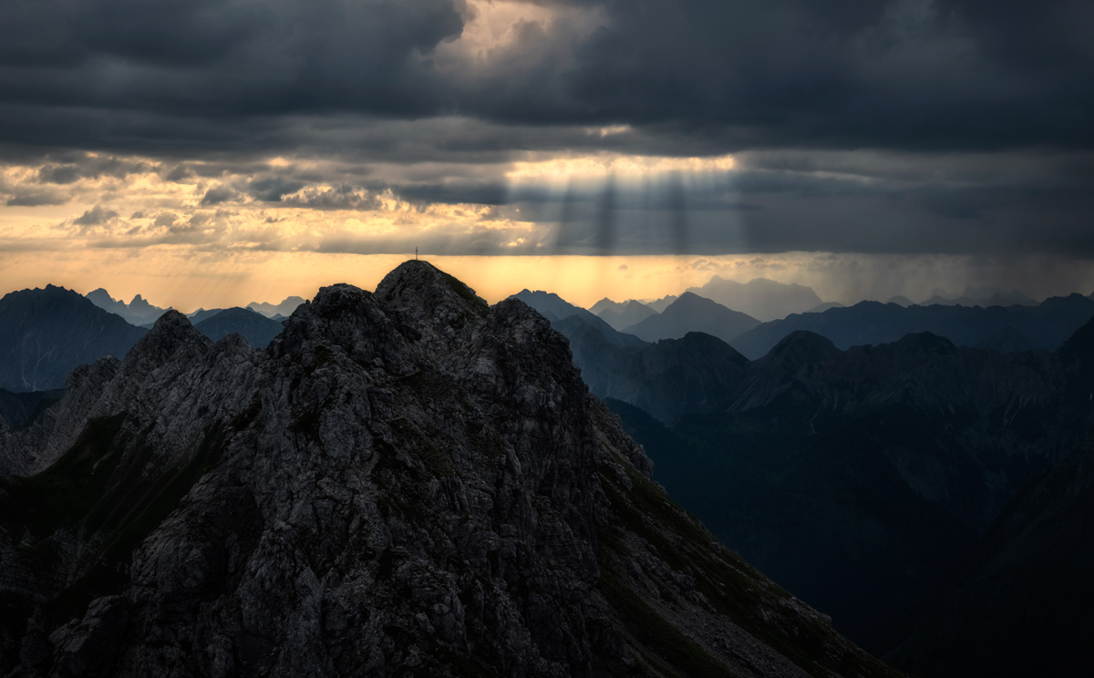 Großer Daumen, Godrays durchbrechen Gewitterwolken, Dramatisches Lichtspektakel - Landschaftsfotografie Allgäu